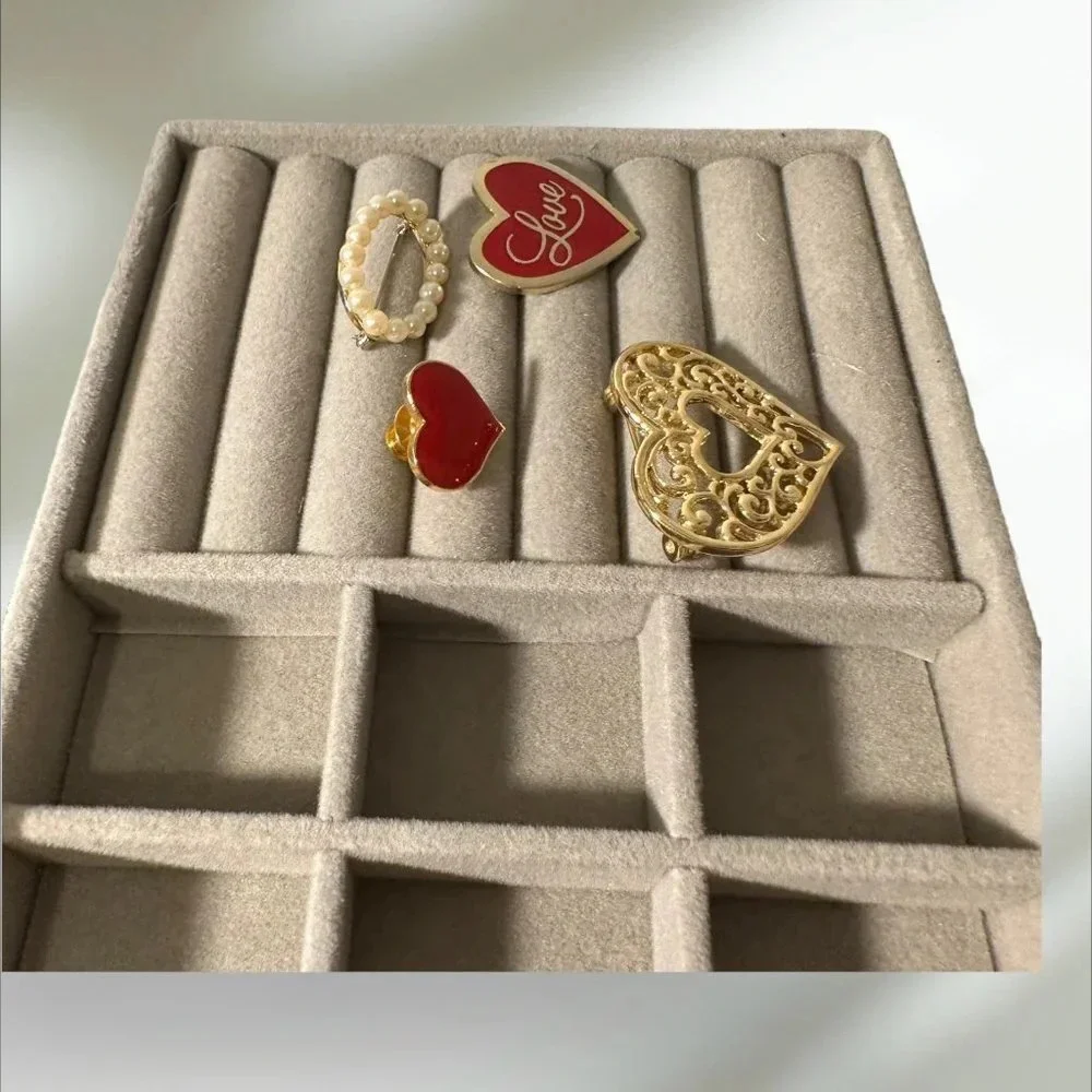 Bundle of 4‎ Brooches